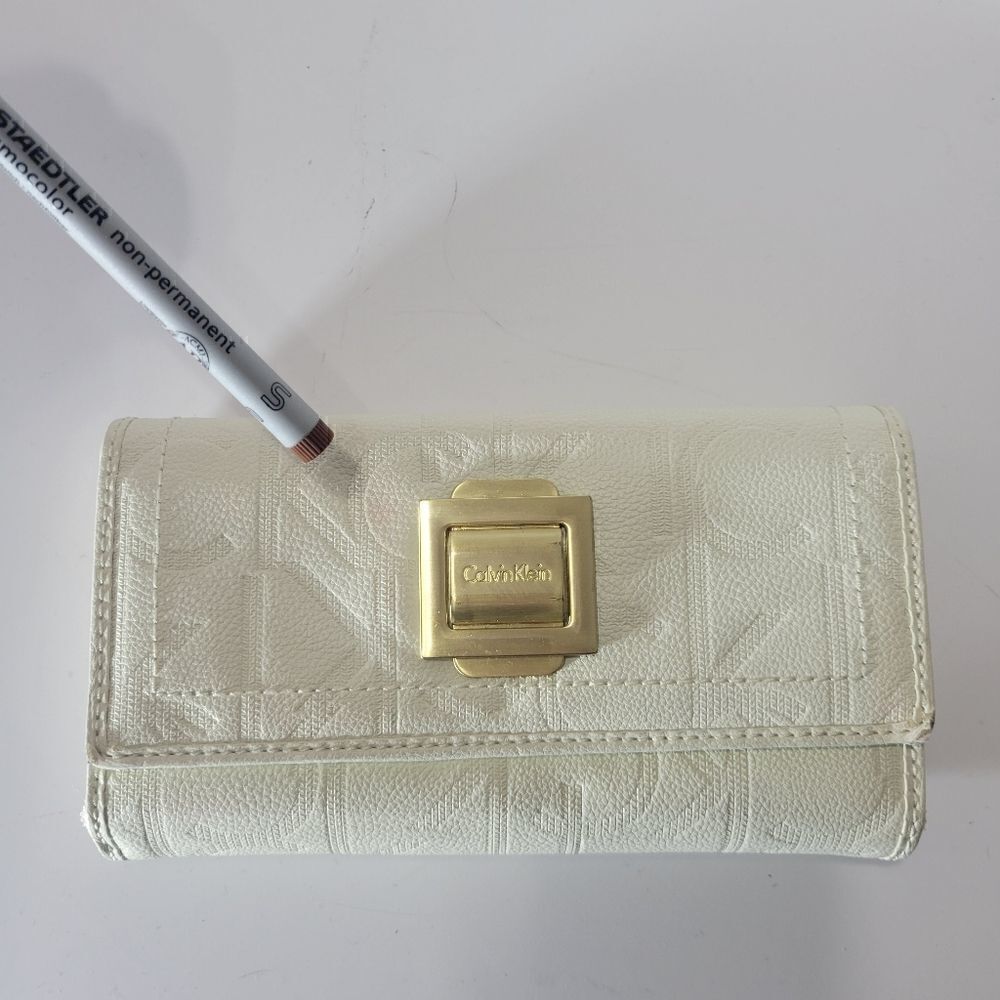 Calvin Klein Cream Wallet  - Picture 12 of 15
